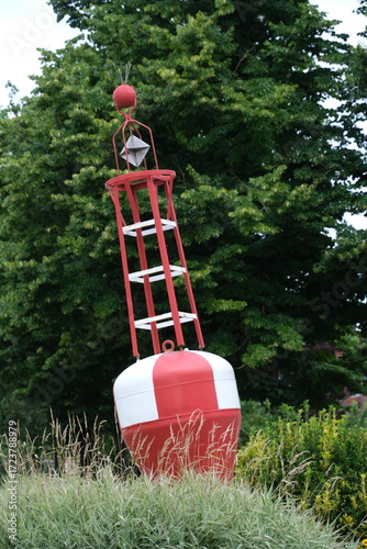Schifffahrtsboje als Denkmal in Glückstdt