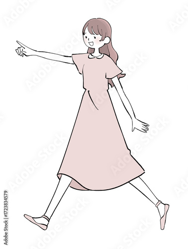ワンピースを着た歩く女性