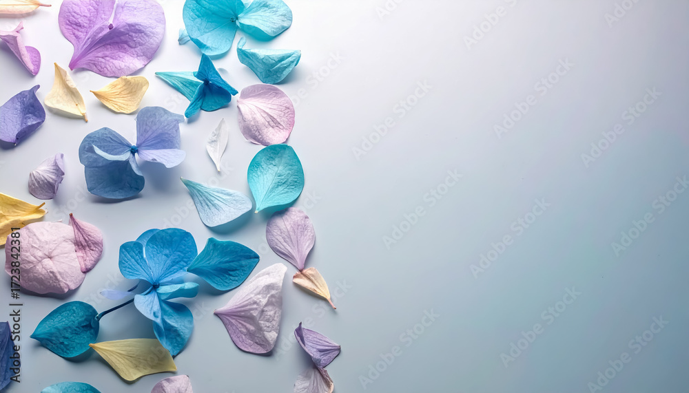 Fototapeta premium パステルカラーの花びらが広がる爽やかな背景