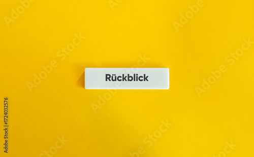 Schilderij op canvas Rückblick Text auf weißem Letter-Tile vor gelbem Hintergrund