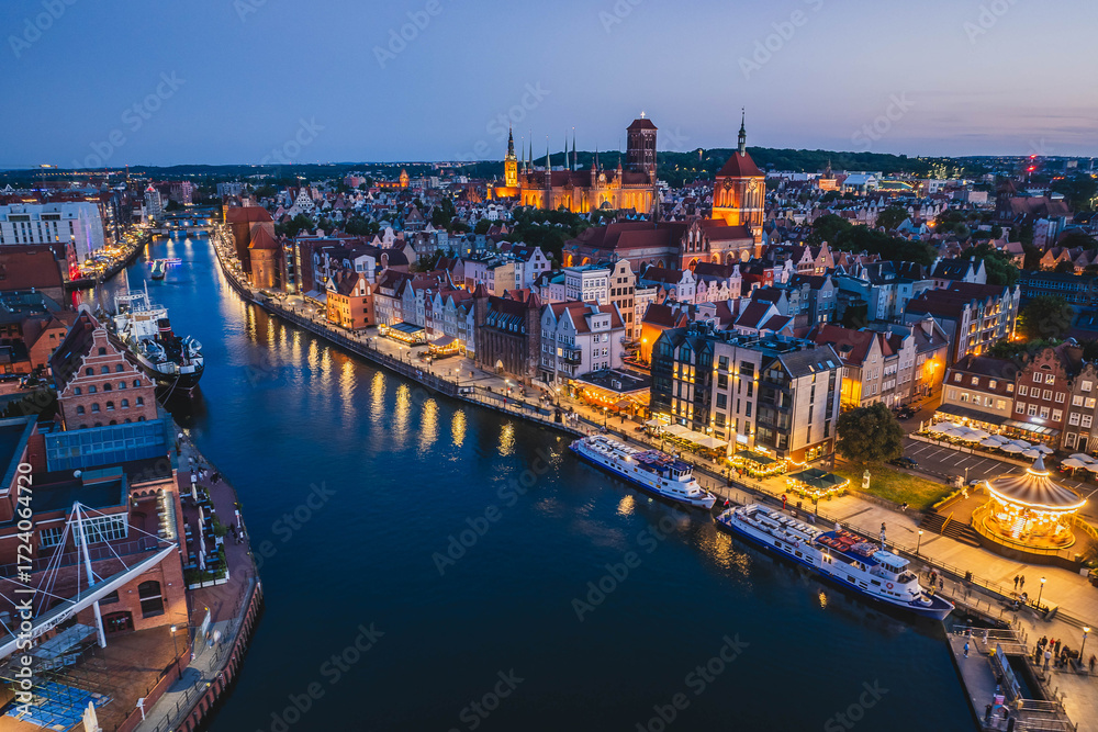 Fototapeta premium Old Town and Main Town in Gdańsk in the evening.
