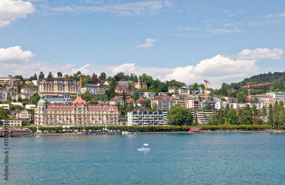 Obraz premium Mandarin Oriental Palace on the banks of Lake Luzerne