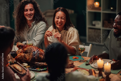 Behang Happy friends enjoying thanksgiving dinner with roasted turkey
