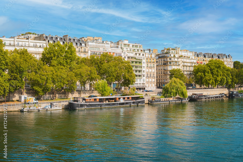 Naklejka premium Close-up photograph of the Eiffel Tower, France. Beautiful sunrise on a summer day.