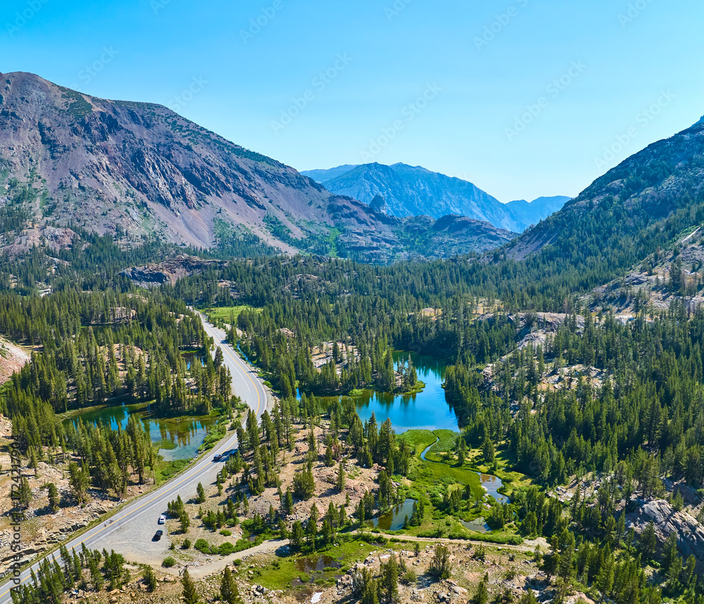 Obraz premium Aerial Tioga Lake Sierra Nevada Mountain Forest and Winding Road Panorama