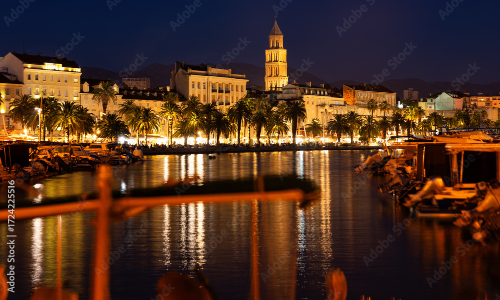 Obraz premium Summer evening on embankment of port city. On coast of Adriatic Sea is port of Split. Parking of watercraft in Adriatic Sea, parking place for yachts and ships...