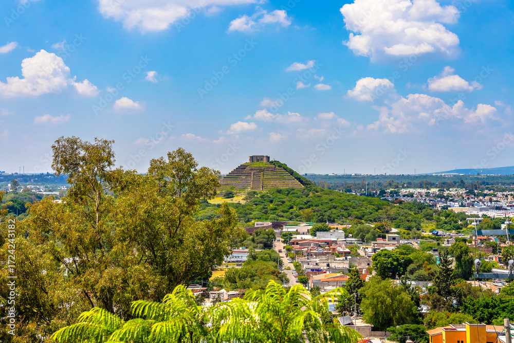 Obraz premium El Pueblito or el cerrito Pyramid in Queretaro seen from above and surrounded by the city