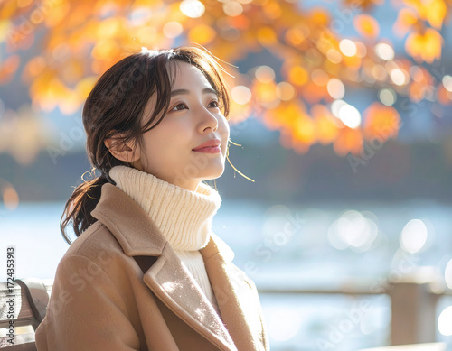 秋の公園で微笑む若い女性/Smiling young woman in autumn park