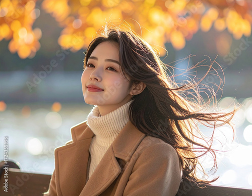 秋の公園で微笑む若い女性/Smiling young woman in autumn park