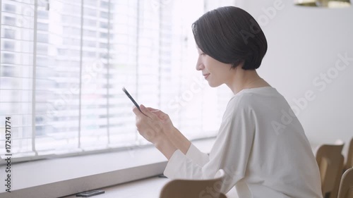 スマホを使う女性