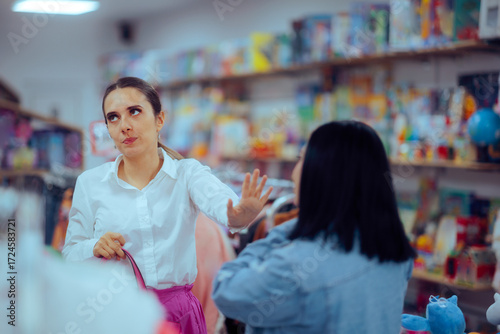 фотографія Woman Fighting in a Store Being Rude Making a Scene