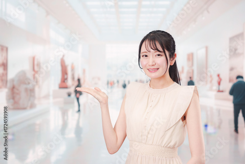 Free Download 美術館・博物館で休日を過ごす若い女性 - GFXLoad