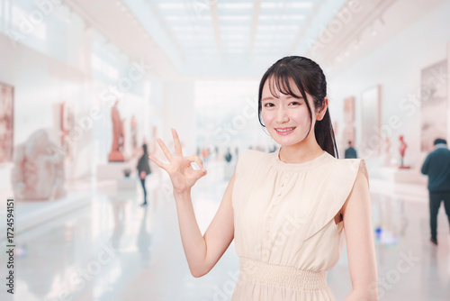 美術館・博物館で休日を過ごす若い女性 Free Download 美術館・博物館で休日を過ごす若い女性 - GFXLoad