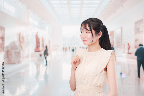 美術館・博物館で休日を過ごす若い女性