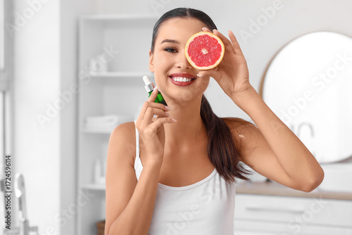 Beautiful woman holding ser...