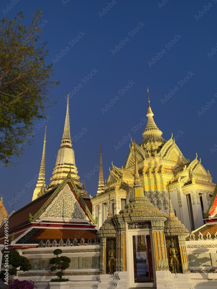 Fototapeta premium Wat Pho Temple of the Reclining Buddha – Bangkok Landmark at Night
