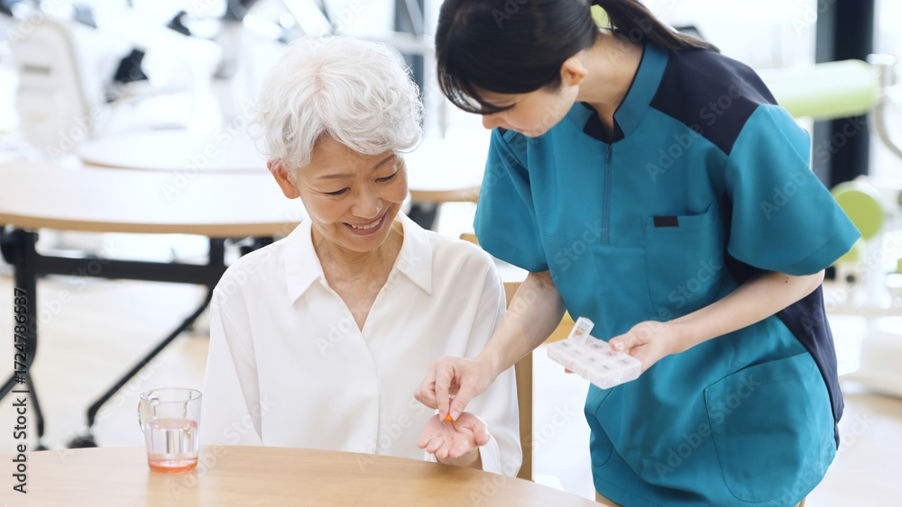 Obraz premium 薬を受け取るアジア人高齢者