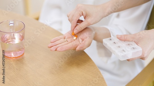 薬を受け取るアジア人高齢者