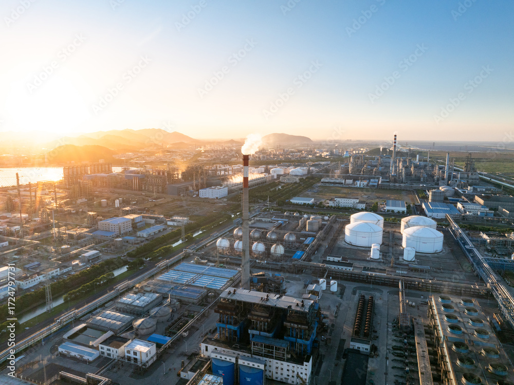 Obraz premium Aerial view of a large chemical plant
