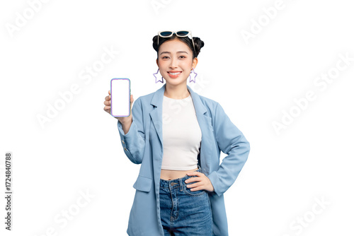 Foto portrait Asian Woman holds up a smartphone with a blank screen, demonstrating modern technology