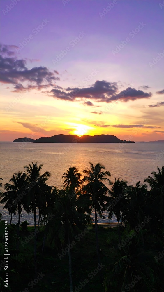 Obraz premium Tropical sunset over the ocean