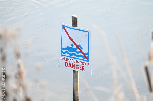 Panneau danger baignade interdite lac