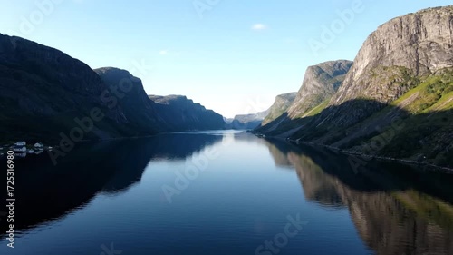 Picturesque view of western brook pond in gros morne national park, newfoundland, canada, with its steepsided cliffs and still waters reflecting the surrounding landscape