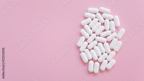 Bild auf Leinwand Tabletten or pillen in white package on the pink background with place for text