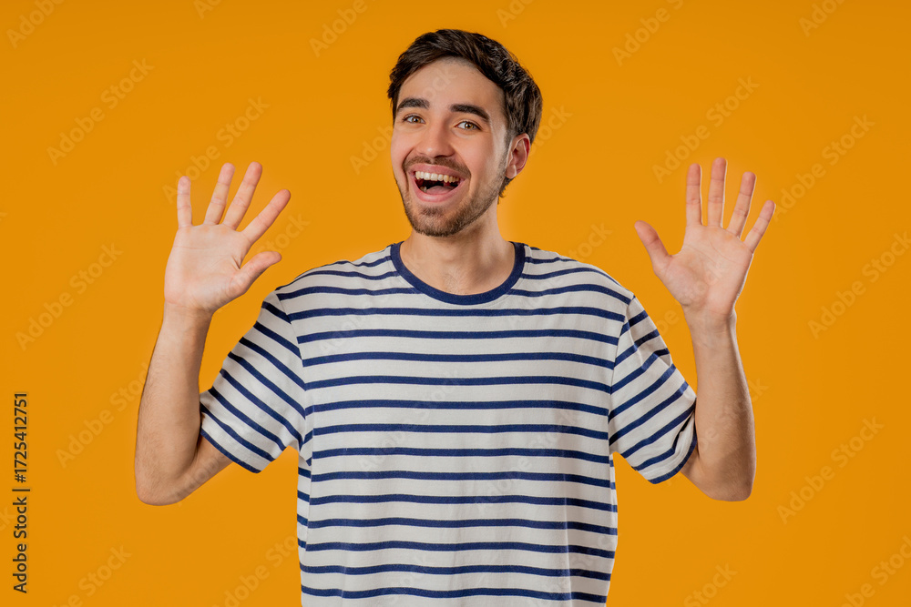 Naklejka premium Friendly 20s aged man Waving Hand - Hello, Hi, salute, chao. Greetings on yellow