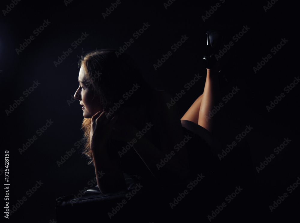 Naklejka premium frau, schönheit, gestalten, haar, black, leitbild, dark, liegend, schatten, lowkey, beine, bett, romantzisch, erotik, glamour, bekleidung, gesicht, person, atelier, elegant, leute, sinnlich, auge, lan