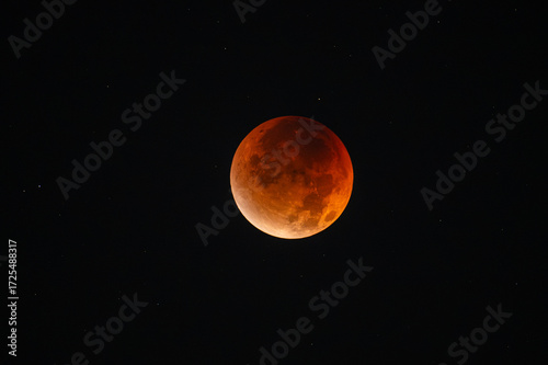2025年9月8日の星空に浮かぶ皆既月食