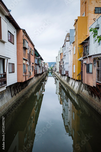 水路に沿って建ち並ぶ古い住宅街の風景