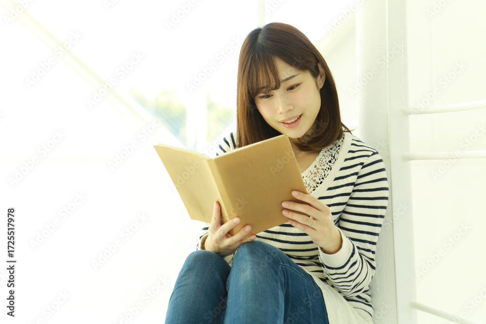 Fototapeta premium 読書する女性