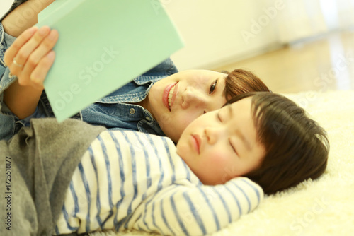 子供を寝かせつける母親