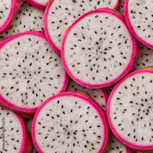 Foto Close up of fresh dragon fruit slice with white pulp and black seeds, exotic tropical fruit background for healthy eating and organic design