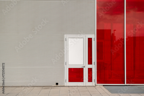 Construction detail of a building with a modern, wide-opening door, compliant with standards for disabled access and escape routes. Architectural design, energy certifications and modular facades.