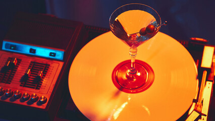 Sierkussen Bar Martini op vintage platenspeler  © master1305