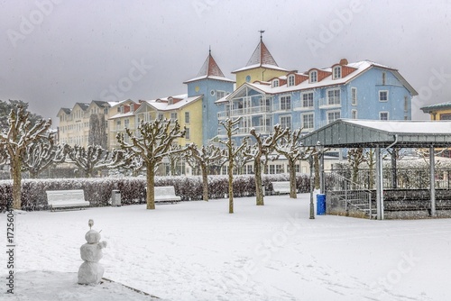 zinnowitz, deutschland - kurpark mit bäderarchitektur