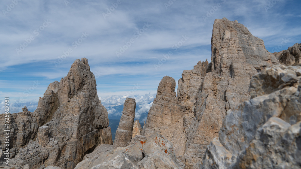Fototapeta premium Torre di Pisa im Latemar Gebirge in den Dolomiten