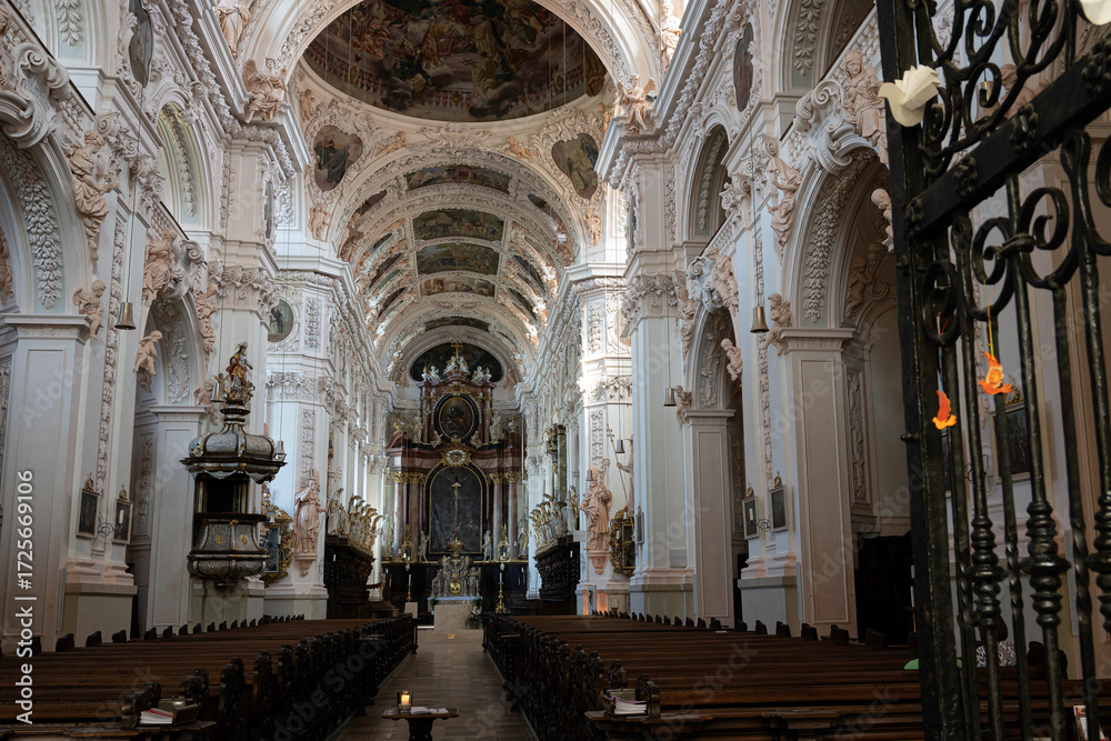 Fototapeta premium Blick in die imposante Stiftsbasilika in Waldsassen, welche ab 1682 erbaut wurde. Sie gehört zu den herausragenden Sehenswürdigkeiten in der Oberpfalz