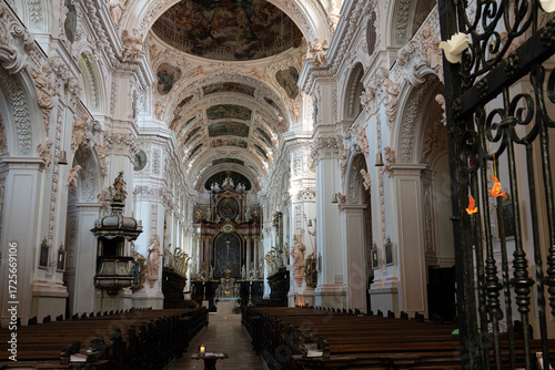 Blick in die imposante Stiftsbasilika in Waldsassen, welche ab  1682 erbaut wurde. Sie gehört zu den herausragenden Sehenswürdigkeiten in der Oberpfalz