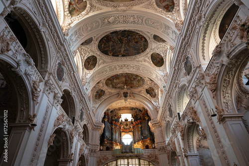 Die prächtige  barocke Deckengestaltung  der Stiftskathedrale von Waldsassen