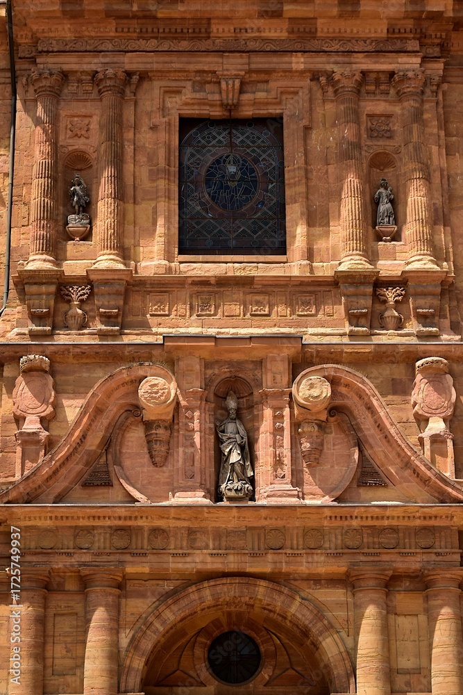Fototapeta premium Détail de la façade de l’église San Isidoro sur la place de la constitution à Oviedo 