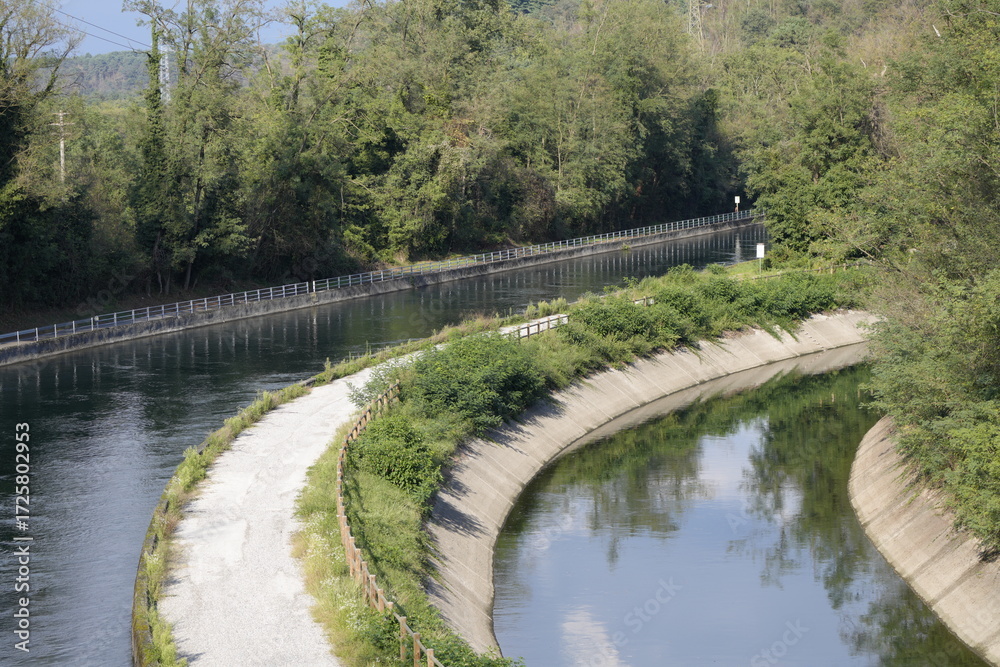 Obraz premium Canale per l'acqua di una diga