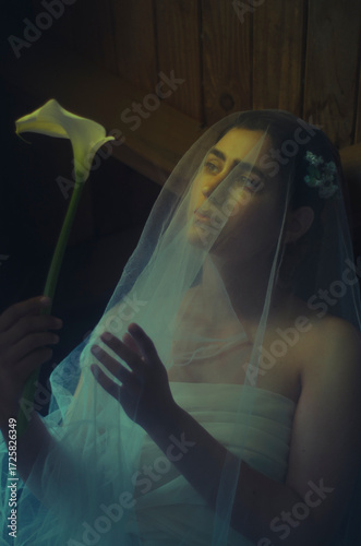 retrato artistico mujer con velo y flores blancas, inetior