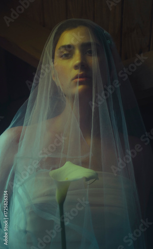 retrato artistico mujer con velo y flores blancas, inetior
