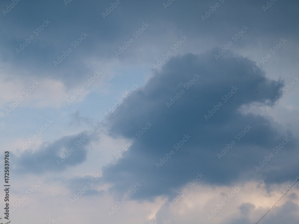 Obraz premium Cloudscape with a Large, Dramatic Cloud Formation in a Cloudy Sky