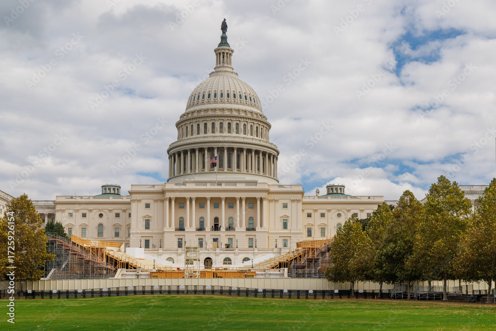 Obraz premium The U.S. Capitol in Washington, D.C., surrounded by vibrant autumn foliage