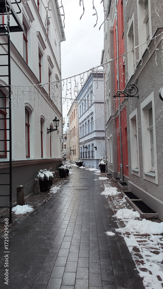 Obraz premium Winter architecture view of historic Old Riga in snow.