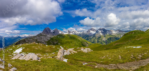 Tableau sur toile Panorama of Alps mountains on a sunny day